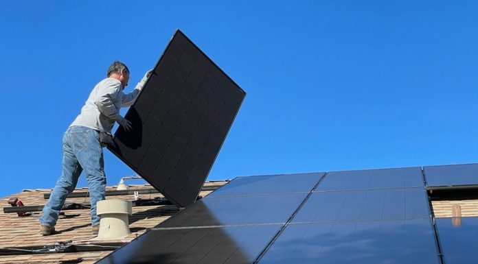 Cum își pun românii panouri fotovoltaice pe cont propriu și în câți ani se amortizează investiția. Ce variante de finanțare există