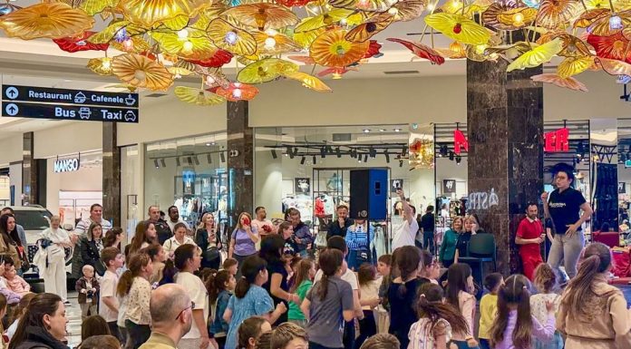 Românii merg mai des la mall decât în parc sau la piață. Suma cheltuită la o ieșire obișnuită