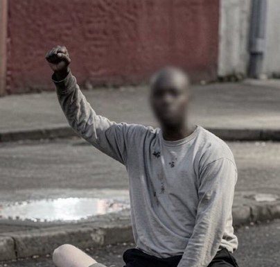 Tentativă de decapitare în Belfast. Martorii au intervenit în ultimul moment pentru a salva victima