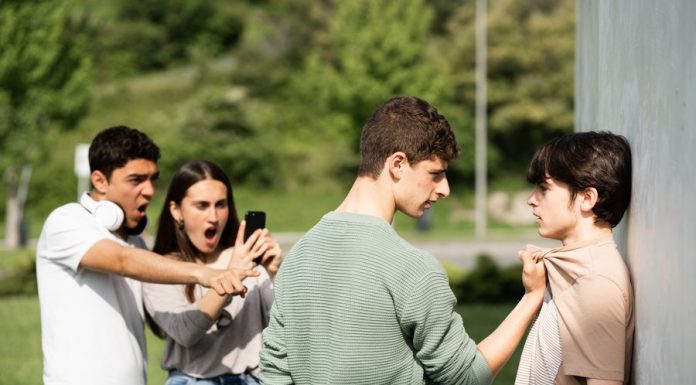 Bullying-ul ignorat de școală lasă urme adânci. Ce soluții au găsit părinții când profesorii nu au intervenit