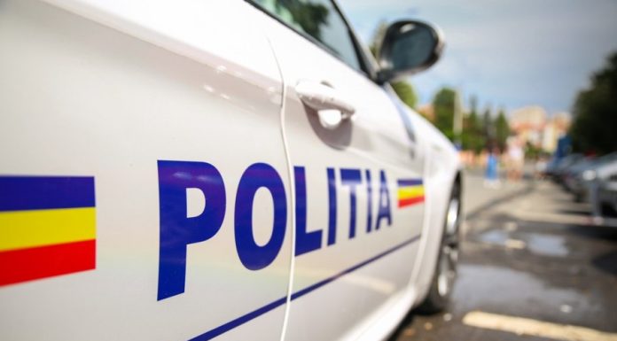 Bătaie cu pumni și picioarele între adolescenți, în fața unui liceu din Satu Mare