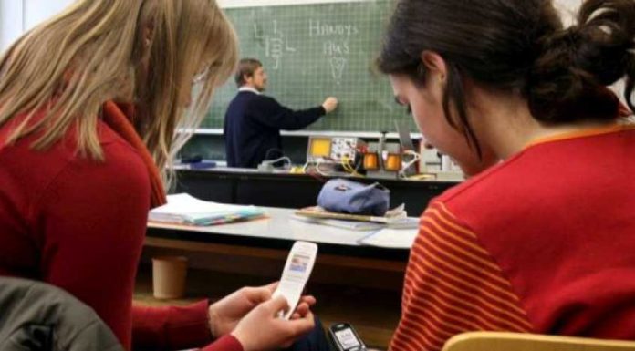 De ce ar trebui să fie interzise complet telefoanele pe toata durata școlii? 10 argumente!