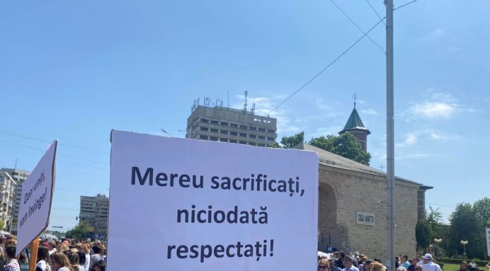 Profesorii ies din nou în stradă. Protest de amploare în fața Guvernului și a Parlamentului. „Destul! Educaţia cere respect!”