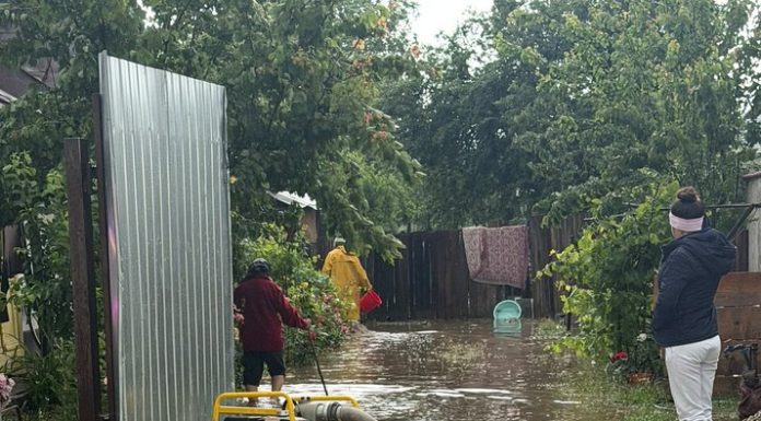 Pericol de inundaţii în Galaţi. Locuitorii au primit mesaje RO-ALERT. Pompierii evacuează apa cu motopompele