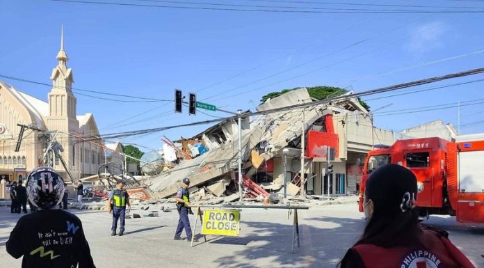 Cutremur cu magnitudinea de 7,8 în Filipine, urmat de alertă de tsunami. Locuitorii au fugit spre zonele înalte