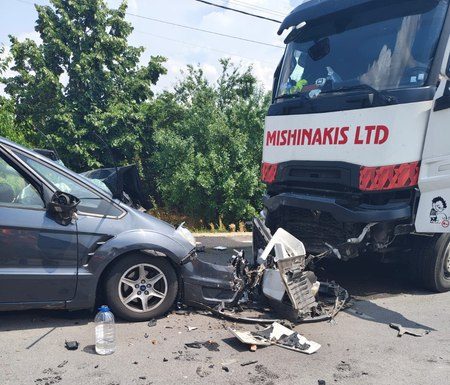 Accident grav în Mehedinți. Cinci persoane au fost rănite în urma impactului dintre un autoturism și un TIR
