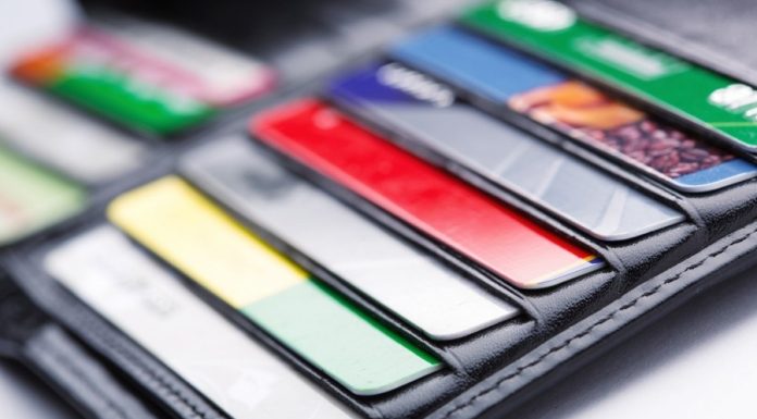 A răspuns la telefon și a pierdut 390.000 de dolari. Cum a rămas un pensionar fără economiile de-o viață