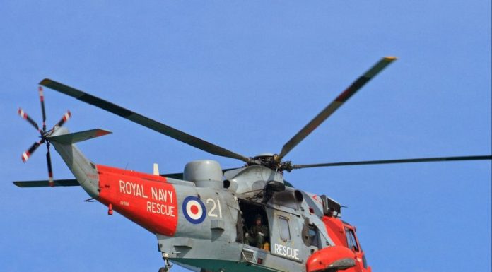 Un elicopter al Marinei Regale britanice, prăbușit pe un câmp din Devon: mai multe drumuri au fost închise, iar întreaga zonă a fost izolată