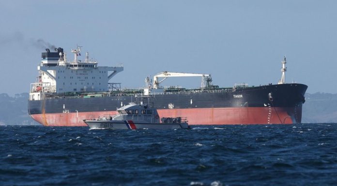 Comandantul rus al petrolierului rusesc sechestrat într-o operațiune franceză în Atlantic a fost reţinut