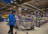 Românii își reduc consumul și ajung să cumpere „la suta de grame”. Scăderea puterii de cumpărare readuce obiceiuri din anii ’90