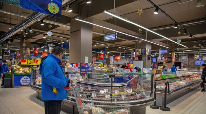 Românii își reduc consumul și ajung să cumpere „la suta de grame”. Scăderea puterii de cumpărare readuce obiceiuri din anii ’90