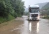 Viiturile au inundat DN 10. Drumarii intervin de urgență pentru deblocarea traficului
