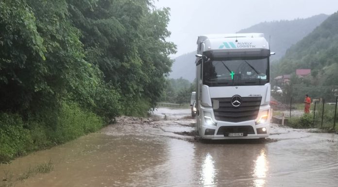 Viiturile au inundat DN 10. Drumarii intervin de urgență pentru deblocarea traficului