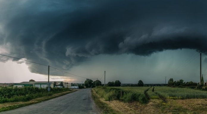 Alertă meteo extremă în Ilfov. Cod roșu de furtuni și grindină