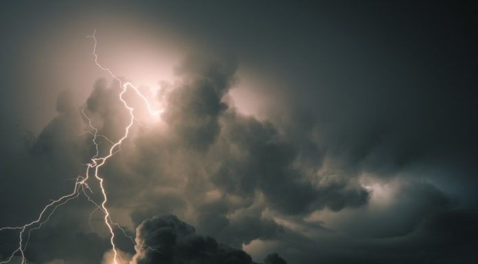 Vijelii și descărcări electrice în Dobrogea și nordul Munteniei. Avertismentul transmis de autoritățile din Constanța