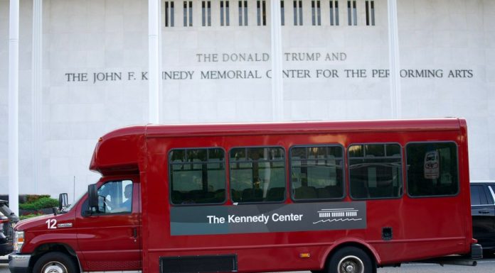 Donald Trump contestă în instanță ordinul de eliminare a numelui de pe clădirea Kennedy Center