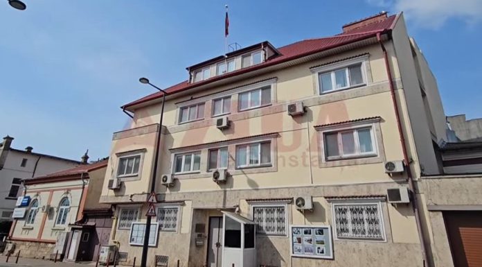 Consulul rus de la Constanța a părăsit România, dar a lăsat în urmă steagul Rusiei, să fluture pe clădire