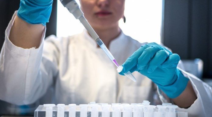 Primul vaccin conceput integral de Inteligența Artificială a fost testat pe oameni. Ce spun cercetătorii