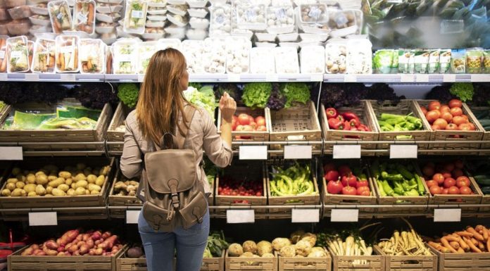 Premieră pe piața locală: un mare retailer oprește importurile pentru mai multe fructe și legume de sezon