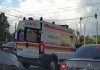 Incident bizar în traficul din București. Un pacient a coborât din ambulanță la semafor și a fost imobilizat de jandarmi