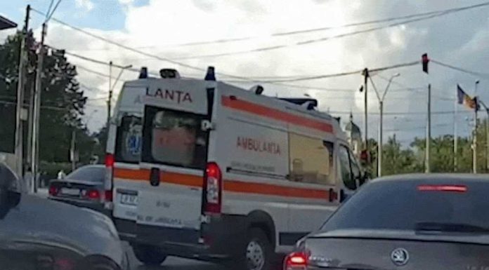 Incident bizar în traficul din București. Un pacient a coborât din ambulanță la semafor și a fost imobilizat de jandarmi