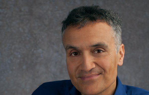 De ce suntem atât de obosiți? Carl Honoré: „Am transformat fiecare zi într-o cursă pe care nu o câștigăm niciodată”
