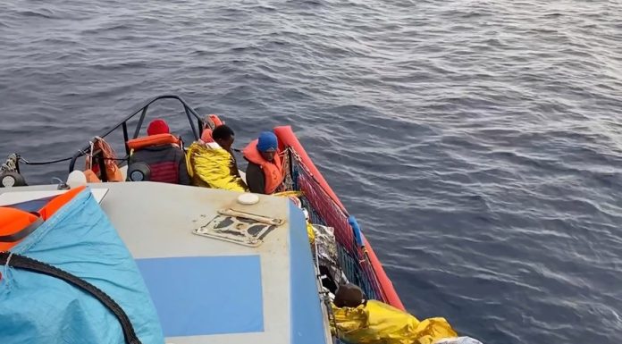 Un om a murit, iar alți patru au fost răniți după ce o navă de pescuit turcească a fost atacată în Marea Neagră. Ambarcațiunea s-a scufundat