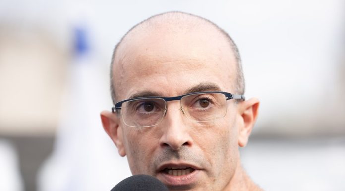 Istoricul israelian Yuval Noah Harari: Algoritmii rețelelor sociale ne controlează atenția prin frică, furie și ură