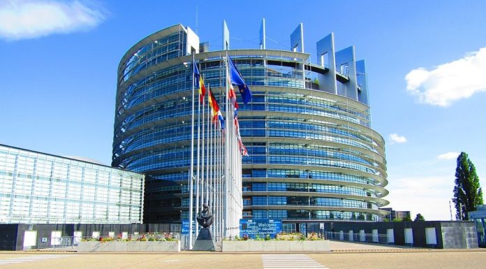 Organizație acuzată de simpatii pro-ruse și teorii conspiraționiste, autorizată să organizeze un eveniment în Parlamentul European