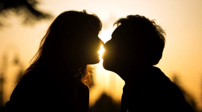 Ce cred bărbații că este romantic, dar multe femei spun că nu este deloc așa