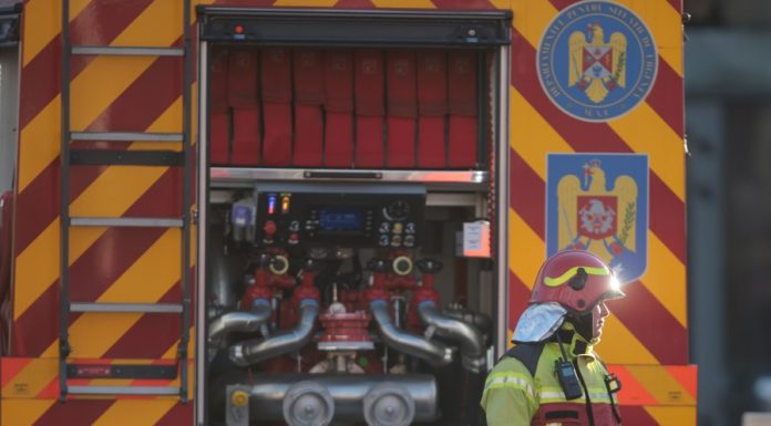 Panică într-un bloc din Timișoara după o explozie puternică și un incendiu. Trei răniți și zeci de evacuați