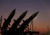 SUA au interceptat rachete balistice lansate de Teheran și au lovit instalații militare iraniene. Tensiunile din Golf cresc în pline negocieri