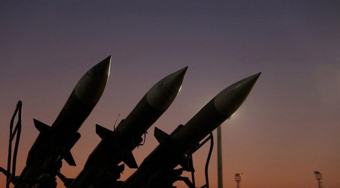 SUA au interceptat rachete balistice lansate de Teheran și au lovit instalații militare iraniene. Tensiunile din Golf cresc în pline negocieri