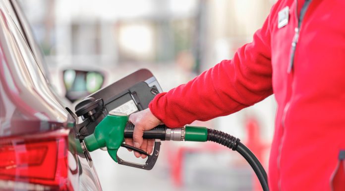 Benzina și motorina, mai scumpe sâmbătă la pompă. Unde găsesc șoferii cei mai ieftini carburanți