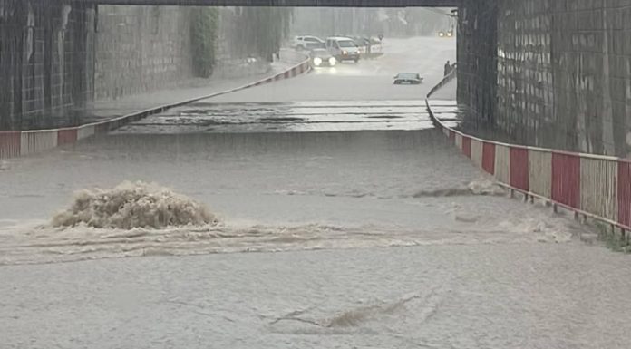 Ploile torențiale au făcut prăpăd în Moldova. Sediul Poliției Vaslui și Spitalul din Focșani, inundate. Pompierii evacuează apa în multe alte județe