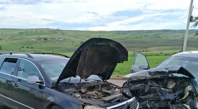 Coliziune spectaculoasă pe un drum național din Vaslui. Șase persoane au fost rănite, dintre care una a rămas blocată în autoturism