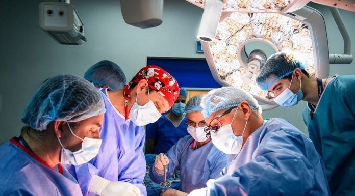 Premieră medicală mondială. Medicii chinezi au transplantat simultan un ficat și doi rinichi de porc unui pacient uman