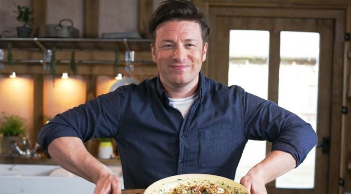 Bucătarul celebru Jamie Oliver și-a sporit securitatea la conacul din Essex, din cauza unei tabere de migranți aflate în aproprierea domeniului său
