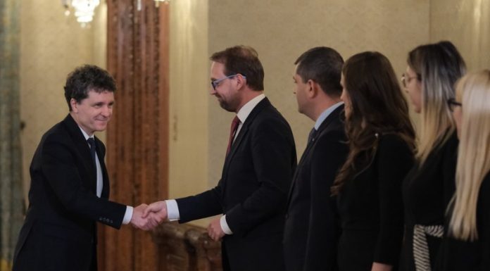 USR își stabilește poziția oficială față de susținerea lui Adrian Veștea ca premier, într-o ședință de la ora 19:00