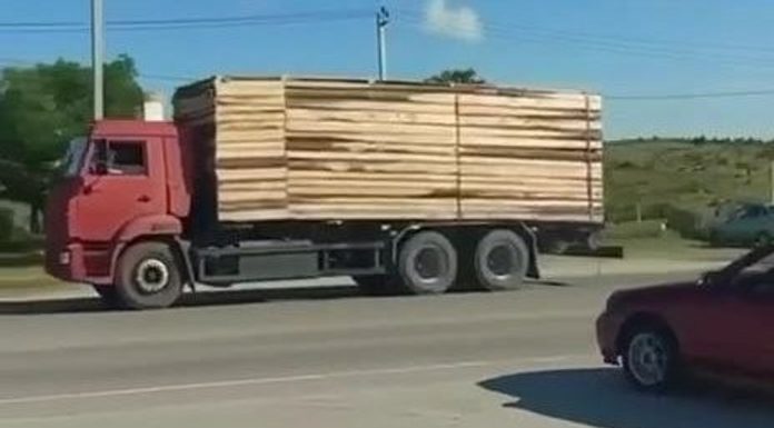Moscova își deghizează cisternele cu combustibil în mașini de lapte pentru a salva Crimeea. Criza benzinei lovește Moscova și Sankt Petersburg