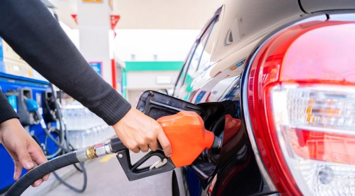 Prețul benzinei la pompă stagnează, în vreme ce motorina a depășit iar 9 lei/litru