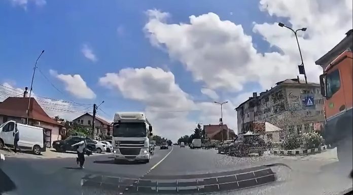 Momentul în care un adolescent este lovit de o cisternă pe trecerea de pietoni. Băiatul a supraviețuit impactului