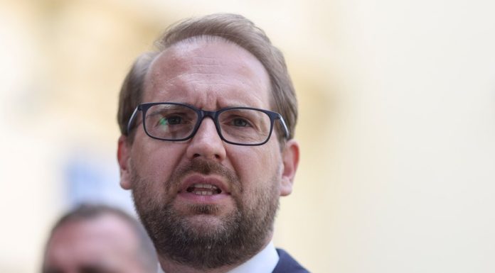 Reacția dură a lui Dominic Fritz după ce Guvernul Veștea a picat la vot: „Și proști, și fuduli, dar mai ales fără niciun gând la cetățeni”