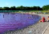 Lacul uimitor care își schimbă culoarea din roz în violet și are efecte vindecătoare: apa termală de până la 35°C, magnet pentru turiști