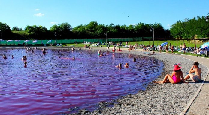 Lacul uimitor care își schimbă culoarea din roz în violet și are efecte vindecătoare: apa termală de până la 35°C, magnet pentru turiști