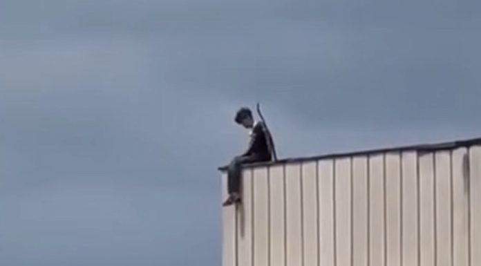 Momente de panică. Un adolescent de 14 ani, găsit pe acoperișul unei clădiri, cu picioarele atârnând în gol