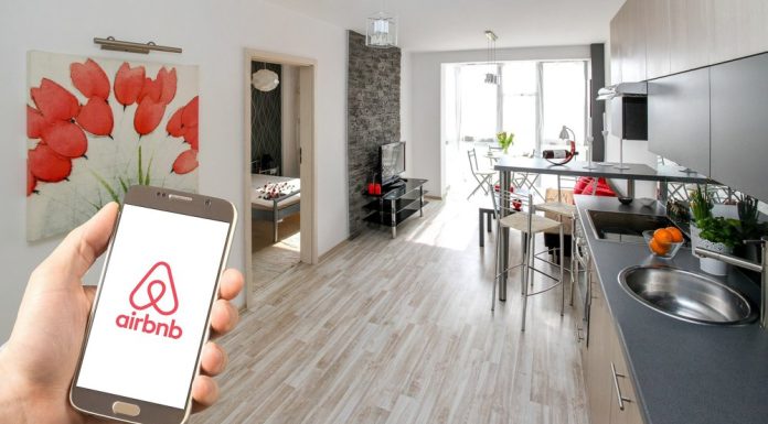 Tot mai mulți turiști reclamă aceeași metodă de înșelăciune pe Airbnb: „gazdele” cer banii în avans