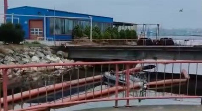 Imagini cu drona maritimă înainte de explozie: s-a blocat într-un baraj din Portul Constanța, la 4 km de un depozit cu azotat de amoniu