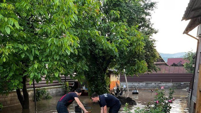Ploile și vijeliile au făcut prăpăd în 15 județe și în București. Zeci de gospodării, inundate
