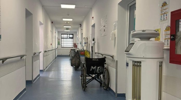 Promitea că poate interveni pentru obținerea unor pensii de handicap. Femeie plasată sub control judiciar